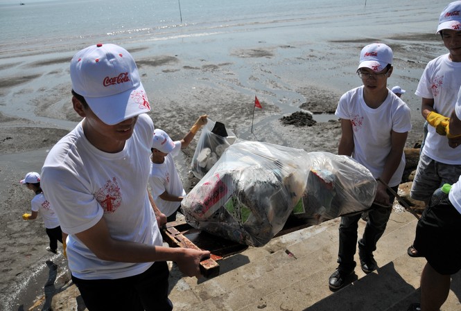 Cùng Coca-Cola chung tay làm sạch bãi biển Cùng Coca-Cola chung tay làm sạch bãi biển