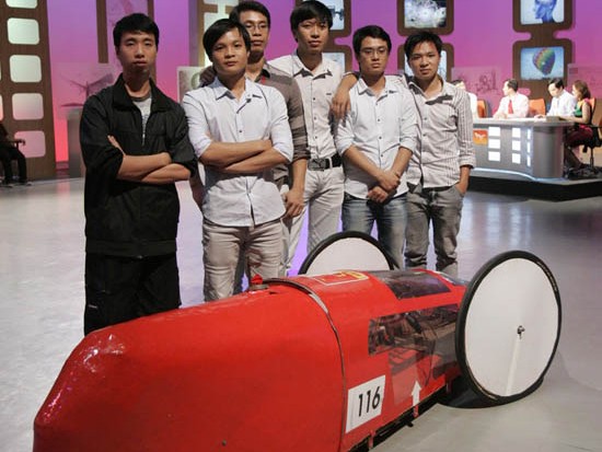 Nhóm SV Việt sáng chế xe chạy 333 km chỉ mất 1 lít xăng Nhóm SV Việt sáng chế xe chạy 333 km chỉ mất 1 lít xăng