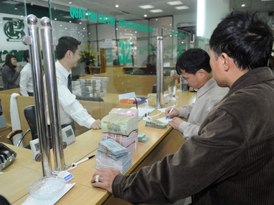 Giảm lãi suất chưa đủ gỡ khó Ảnh: HỒNG VĨNH