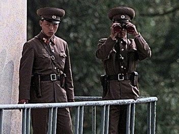 Triều Tiên nhập 100.000 camera giám sát từ Trung Quốc Hai lính CHDCND Triều Tiên canh gác tại khu vực biên giới