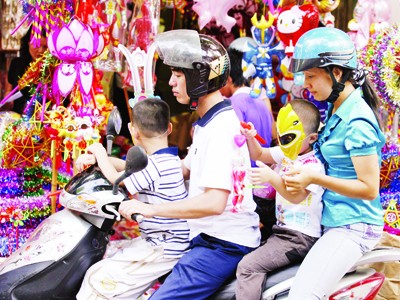 Hiểm họa từ đồ chơi của trẻ Nhiều gia đình mua đồ chơi Trung thu không rõ nguồn gốc tại hàng Mã, Hà Nội