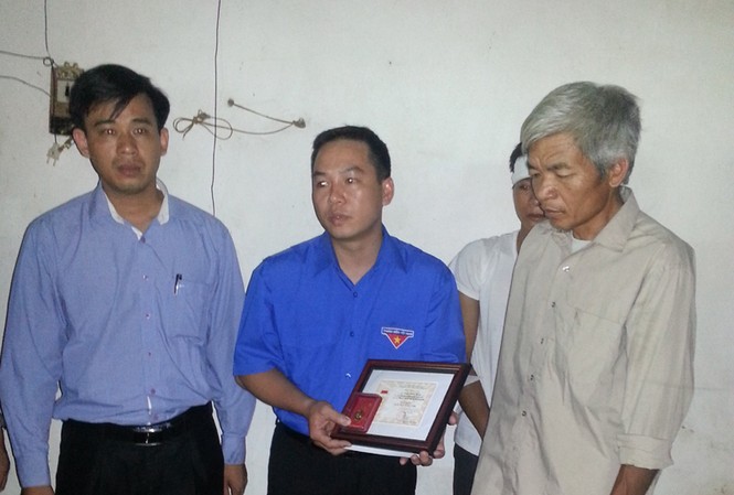 Truy tặng huy hiệu 'Tuổi trẻ dũng cảm' cho người 'nhường mạng sống' Truy tặng huy hiệu 'Tuổi trẻ dũng cảm' cho người 'nhường mạng sống'