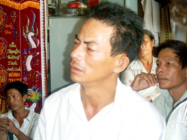 Sở Y tế cho rằng bị công an làm khó Cha cháu Hằng đau đớn vì cái chết của con mình. Ảnh: V.H