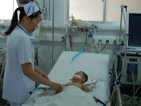 Phụ huynh làm… bác sĩ, con nguy kịch Phụ huynh làm… bác sĩ, con nguy kịch