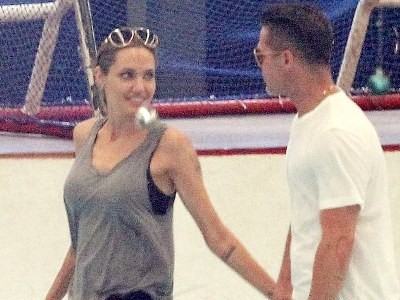 Angelina Jolie tung tăng cùng Brad Pitt đi trượt tuyết Angelina Jolie tung tăng cùng Brad Pitt đi trượt tuyết