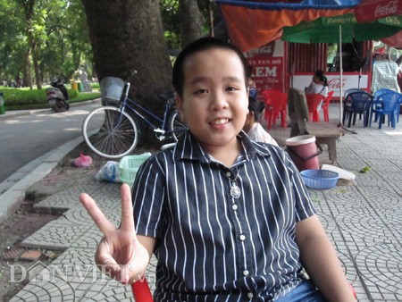 Vì sao cậu bé lớp năm 'hạ gục' dễ bốn SV? Nam xì tin khi chụp hình