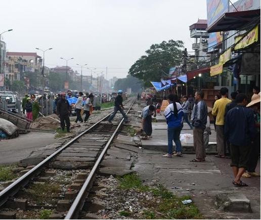 Hà Nội: Băng qua đường tàu, một bác sĩ tử vong Hà Nội: Băng qua đường tàu, một bác sĩ tử vong
