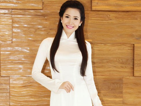 Phan Thu Quyên tinh khôi áo dài đi làm từ thiện Phan Thu Quyên tinh khôi áo dài đi làm từ thiện