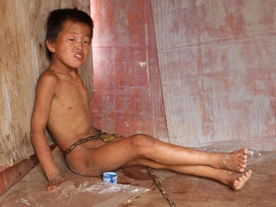 Chú ruột trói cháu hai năm bằng xích sắt Chú ruột trói cháu hai năm bằng xích sắt