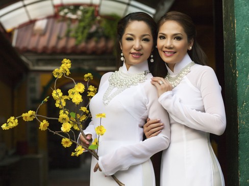 Danh hài Thúy Nga tha thướt áo dài lễ chùa đầu năm Danh hài Thúy Nga tha thướt áo dài lễ chùa đầu năm