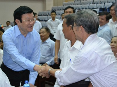 Không ai có quyền cấm báo chí chống tham nhũng Chủ tịch nước Trương Tấn Sang thăm hỏi các cử tri Ảnh: L.N