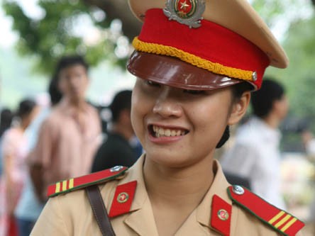Nữ CSGT duyên dáng, mạnh mẽ phân làn trên phố Hà Nội Nữ CSGT duyên dáng, mạnh mẽ phân làn trên phố Hà Nội