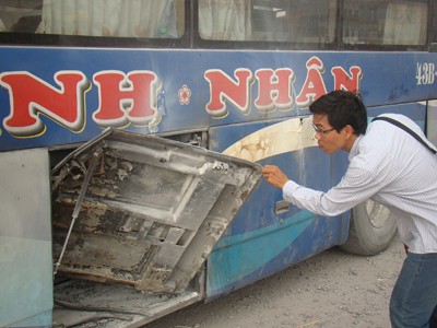 Xe khách chở năm xe máy bốc cháy khi đang chạy Xe khách chở năm xe máy bốc cháy khi đang chạy