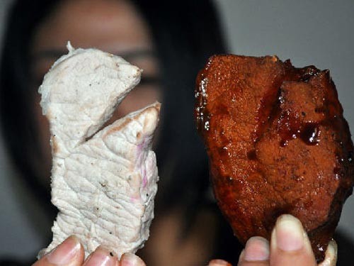 'Nháy mắt' biến thịt lợn thành thịt bò Chất phụ gia biến thịt heo (trái) thành thịt bò đang được cơ quan chức năng truy tìm tại Việt Nam