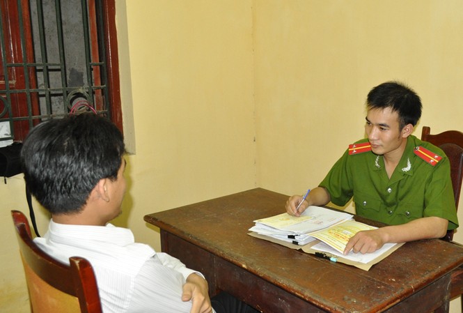 Sinh viên ĐH Bách Khoa Hà Nội làm bằng giả Công an lấy lời khai của đối tượng Quyền