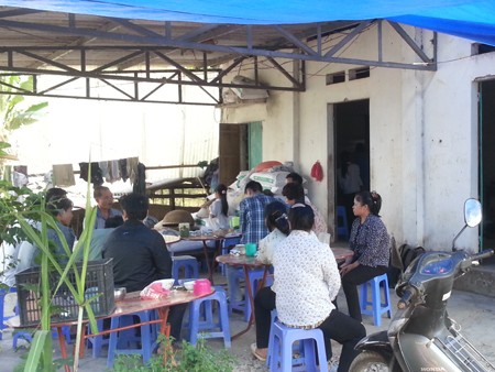 Vụ bé 2 tuổi bị sát hại: Nghi phạm có biểu hiện tâm thần Người dân đến chia buồn cùng gia đình nạn nhân