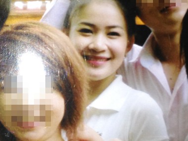 Bị chích roi điện, nữ tiếp viên đâm chết người Bị chích roi điện, nữ tiếp viên đâm chết người