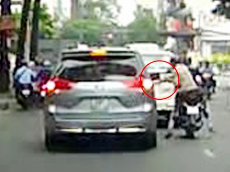 Ô tô bị cướp gương chiếu hậu khi đang dừng đèn đỏ Hình ảnh 2 tên cướp ngang nhiên bẻ gương chiếu hậu xe ô tô khi đang dừng đèn đỏ