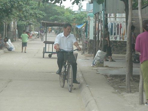 Ông bí thư đi xe đạp Ông bí thư đi xe đạp