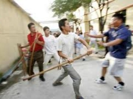 Nhóm du côn xông vào trường đánh chết học sinh Nhóm du côn xông vào trường đánh chết học sinh