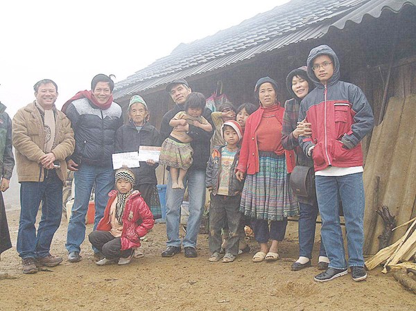Trở lại căn nhà dưới thung sâu Chụp ảnh kỷ niệm với gia đình bà Giàng Thị Dí