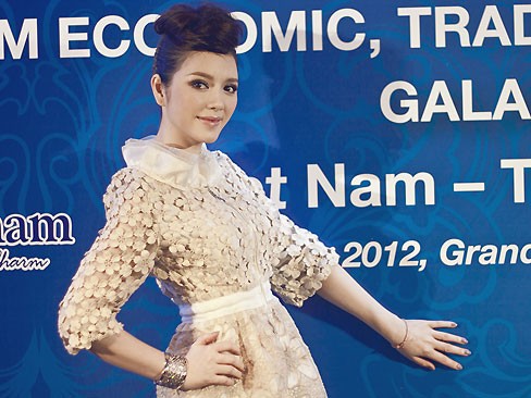 Lý Nhã Kỳ khoe eo thon phủ nhận tin đồn có bầu Lý Nhã Kỳ khoe eo thon phủ nhận tin đồn có bầu