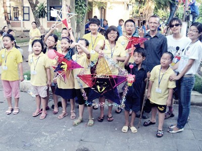 Giới trẻ tình nguyện vì trẻ em nghèo Tình nguyện viên nước ngoài vui trung thu với các em nhỏ tại TT Bảo trợ lao động số 3. Ảnh: Ngọc Huyền