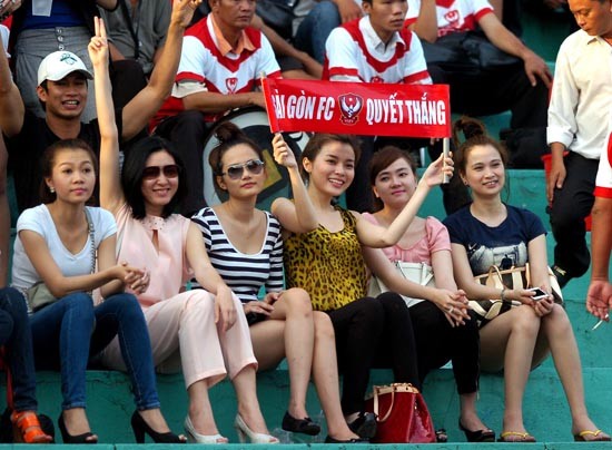 Chân dài trên khán đài V-League Chân dài trên khán đài V-League