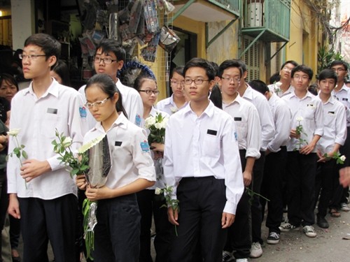 Hàng trăm người tiễn đưa hai nạn nhân vụ nổ ga, sập nhà Hàng trăm người tiễn đưa hai nạn nhân vụ nổ ga, sập nhà