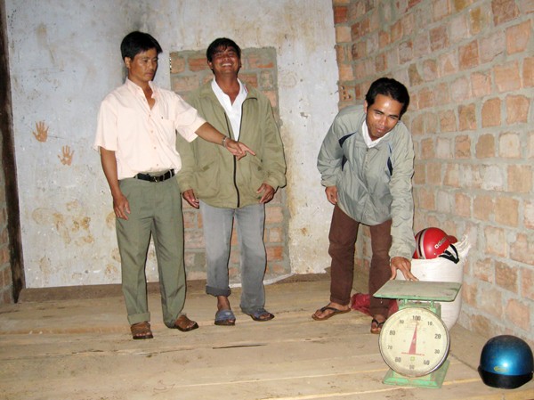 Huyện có 60 ngân hàng Ngân hàng LTCĐ thôn 7, xã Đăk Uy dân vay hết lúa trong kho. Ảnh: Nguyên Khanh