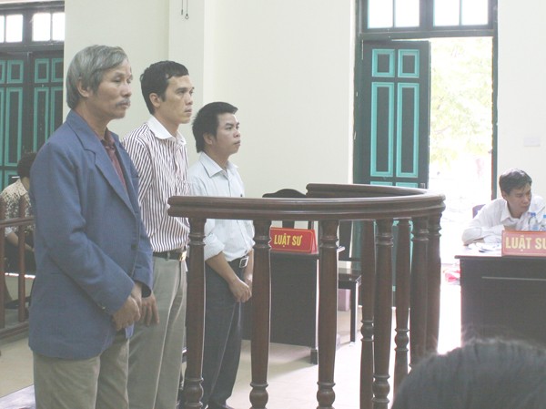 Sai sót tố tụng, vẫn tuyên án Ba bị cáo đứng nghe tuyên án