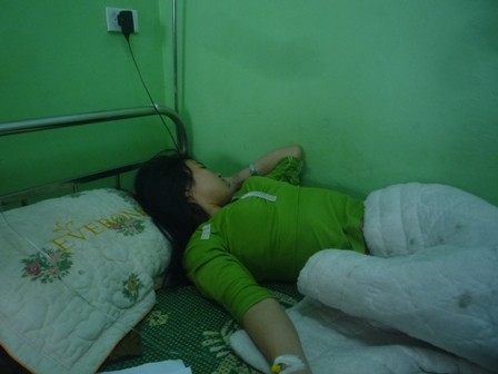 Không truy tố chủ quản đổ keo 502 vào tay công nhân Hiện tại, nữ công nhân Lê Thị Phương đã trở lại làm việc bình thường
