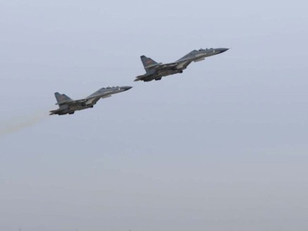 Dàn tiêm kích Su-30 TQ diễu võ dương oai Su-30 của Trung Quốc trong cuộc tập trận hôm 18-2