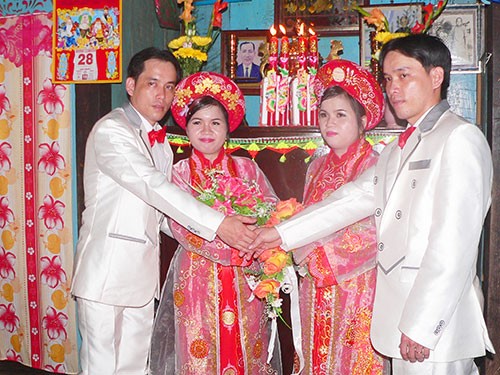 Ly kỳ đám cưới song sinh Ly kỳ đám cưới song sinh