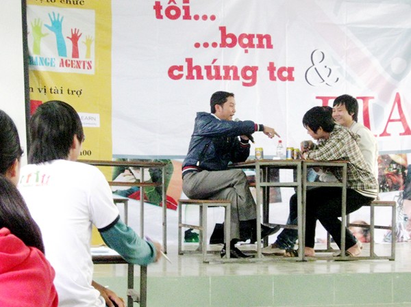 Người trẻ học cách uống... rượu bia Bạn trẻ tại lớp học uống... rượu bia. Ảnh: H.V