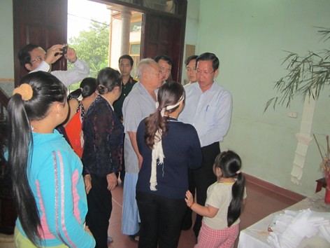 T.Ư Đoàn thăm gia đình nạn nhân vụ nổ pháo hoa Bí thư thường trực T.Ư Đoàn Phan Văn Mãi thăm hỏi và chia buồn cùng gia đình nạn nhân trong vụ nổ vừa qua tại Phú Thọ Ảnh: Anh Chúc