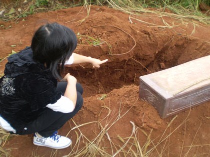 Hàng chục ngôi mộ bị đào bới, bốc trộm hài cốt Hàng chục ngôi mộ bị đào bới, bốc trộm hài cốt