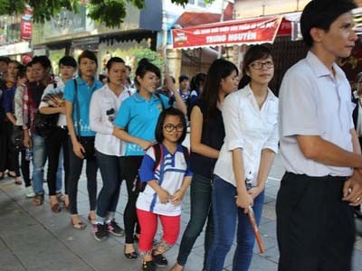 Cô bé tí hon từ chối ưu tiên, xếp hàng chờ viếng Đại tướng Cô bé tí hon từ chối ưu tiên, xếp hàng chờ viếng Đại tướng