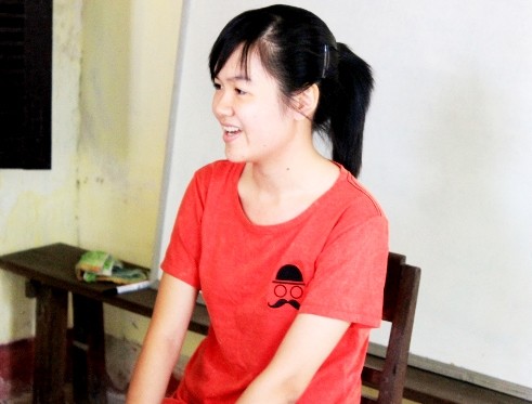 Nữ thủ khoa xinh xắn mê dịch sách tiếng Anh Nữ thủ khoa xinh xắn mê dịch sách tiếng Anh