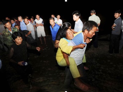Lật phà trên sông, 27 người thương vong Lật phà trên sông, 27 người thương vong