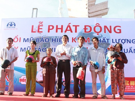 Tặng mũ bảo hiểm đạt chuẩn cho người nghèo Tặng mũ bảo hiểm đạt chuẩn cho người nghèo