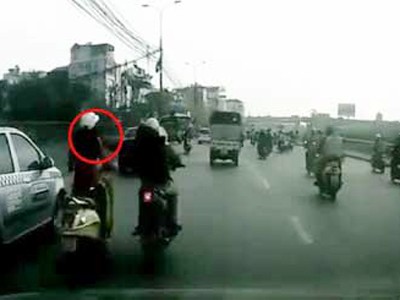 Hà Nội: Táo tợn giật tài sản giữa phố đông Hình ảnh cắt từ clip