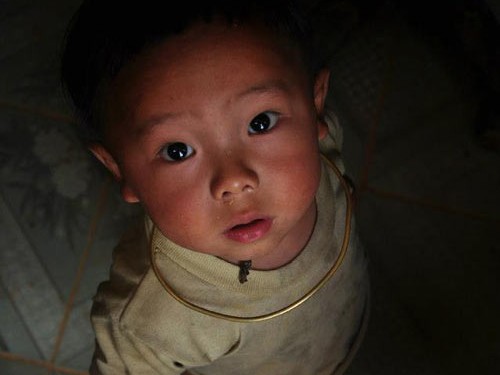 Bản làng kỳ lạ, đông con vẫn nhận con nuôi Bản làng kỳ lạ, đông con vẫn nhận con nuôi
