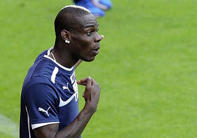 Balotelli: Balotelli: "Kẻ nào sỉ nhục màu da của tôi sẽ phải chết!"