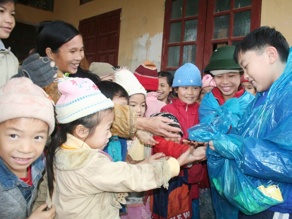 Cái ao ở làng ăn cháo thay cơm Các nhà hảo tâm chia quà cho trẻ em ở Tu Nim. Ảnh: N. T