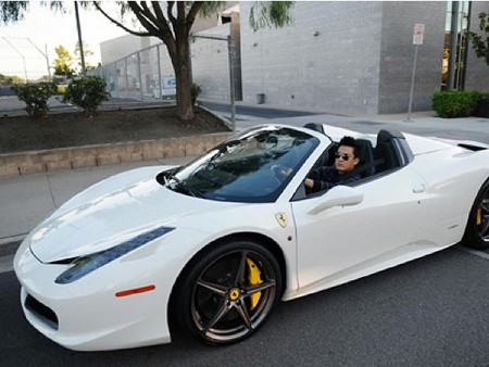 Lam Trường khoe siêu xe Ferrari 6 tỷ đồng Lam Trường khoe siêu xe Ferrari 6 tỷ đồng