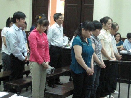 Tiếp tay lừa đảo, hàng loạt cán bộ ngân hàng bị truy tố Tiếp tay lừa đảo, hàng loạt cán bộ ngân hàng bị truy tố
