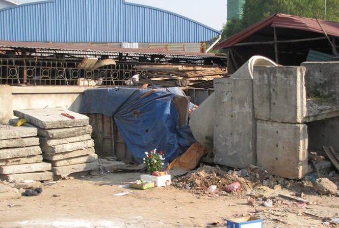 Hà Nội: Phát hiện xác chết cạnh chợ Đồng Xa Hà Nội: Phát hiện xác chết cạnh chợ Đồng Xa