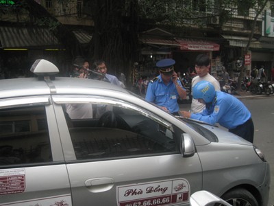 Bát nháo taxi Hà Nội: Thanh tra vừa đi, mọi việc lại như cũ Bát nháo taxi Hà Nội: Thanh tra vừa đi, mọi việc lại như cũ