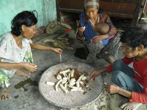 600 người Rục bị nước lũ cô lập gần 2 tháng Bữa cơm của nhiều gia đình đồng bào Rục chỉ còn sắn và ngô
Ảnh: H.N